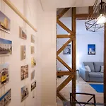 Appartamento Santos Prime Hideaway, Food & River Nearby Lisbona